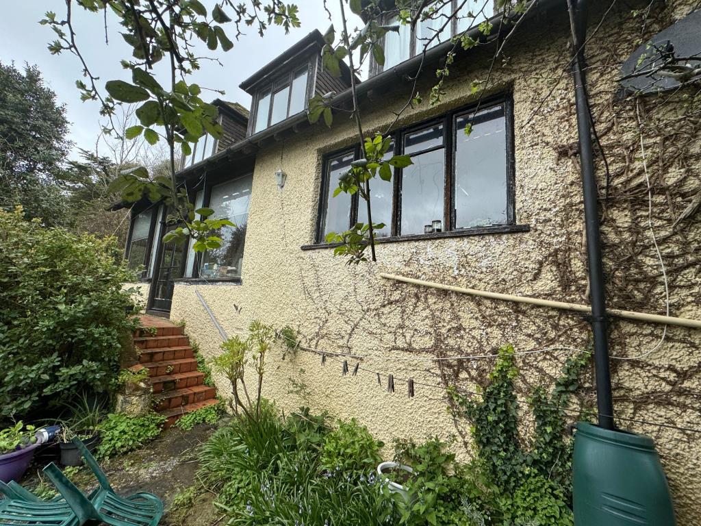 Lot: 98 - FREEHOLD DETACHED THREE-BEDROOM HOUSE WITH SEA VIEWS - Rear elevation